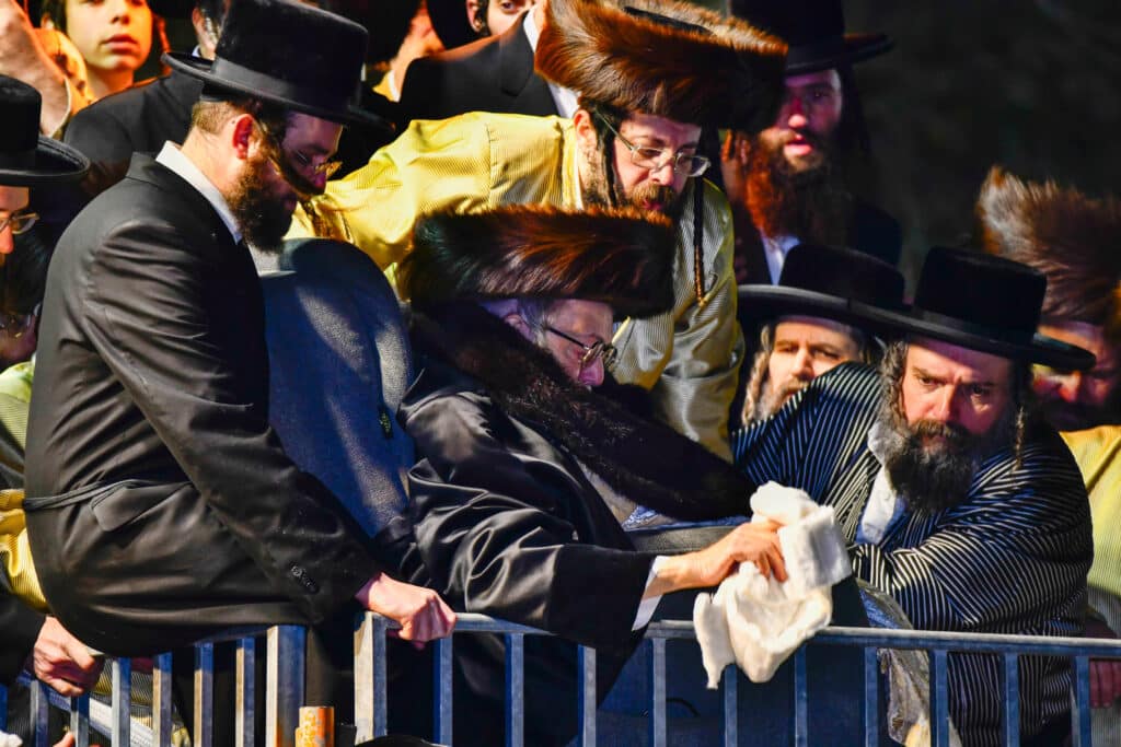 האדמו"ר מתולדות אברהם יצחק הדליק את ביתר במעמד רבבות