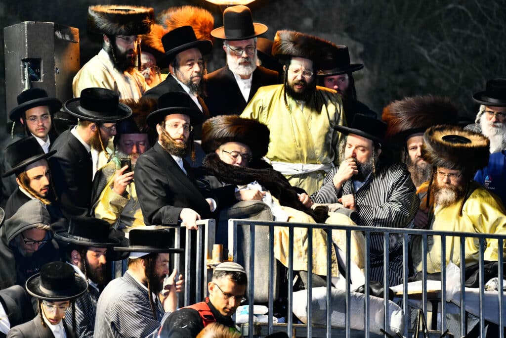 האדמו"ר מתולדות אברהם יצחק הדליק את ביתר במעמד רבבות