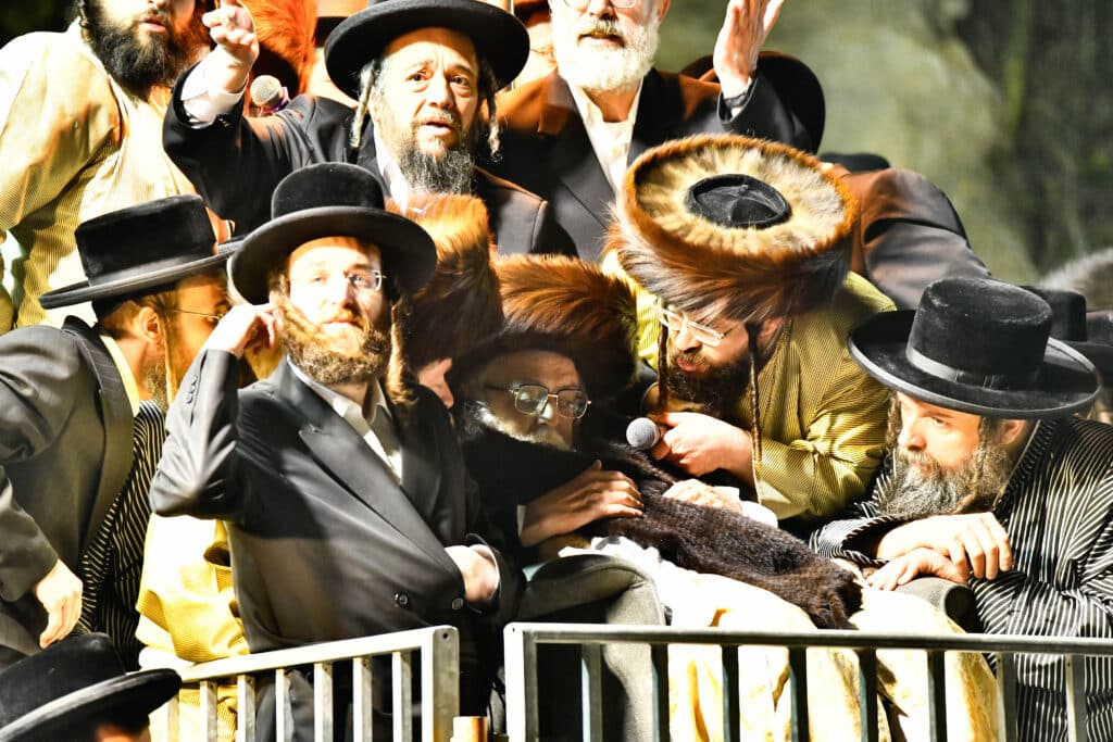 האדמו"ר מתולדות אברהם יצחק הדליק את ביתר במעמד רבבות