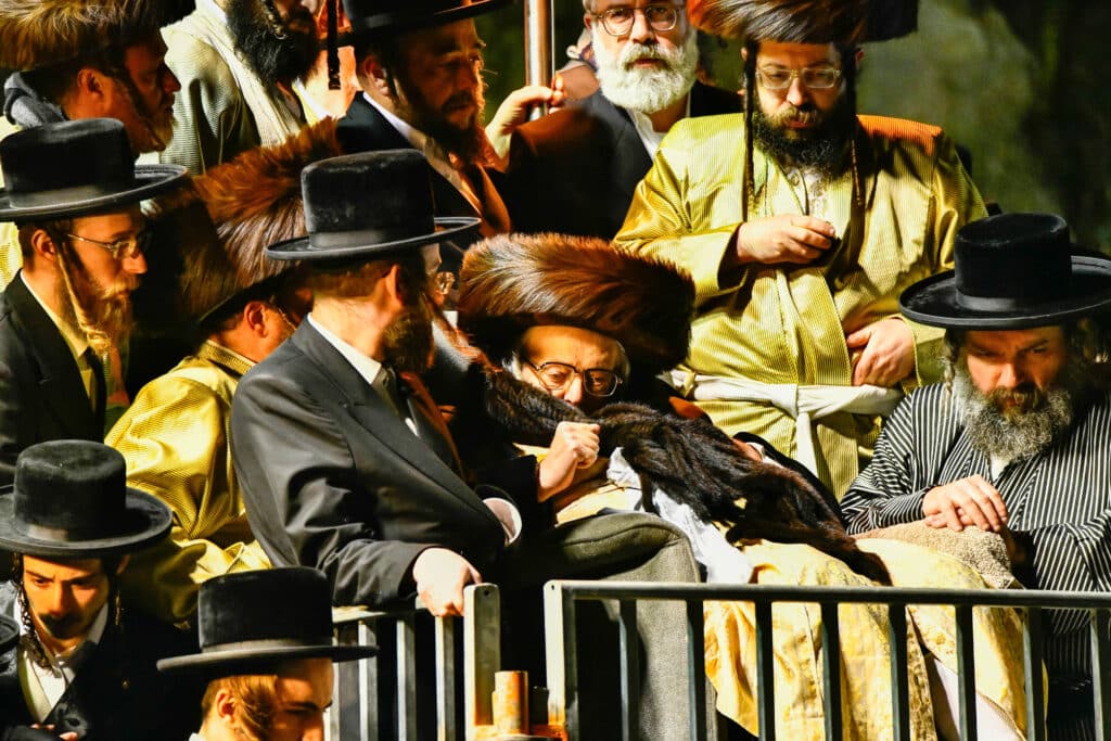 האדמו"ר מתולדות אברהם יצחק הדליק את ביתר במעמד רבבות