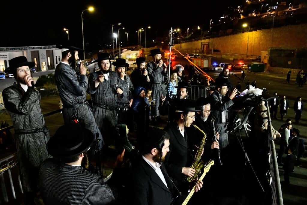 האדמו"ר מתולדות אברהם יצחק הדליק את ביתר במעמד רבבות