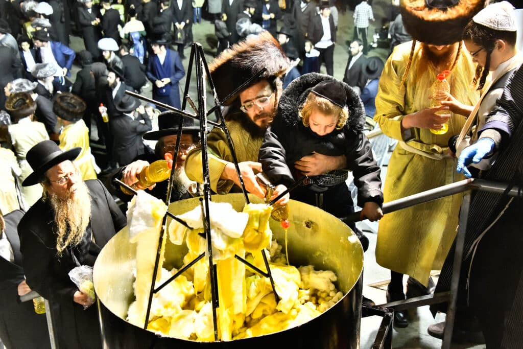 האדמו"ר מתולדות אברהם יצחק הדליק את ביתר במעמד רבבות