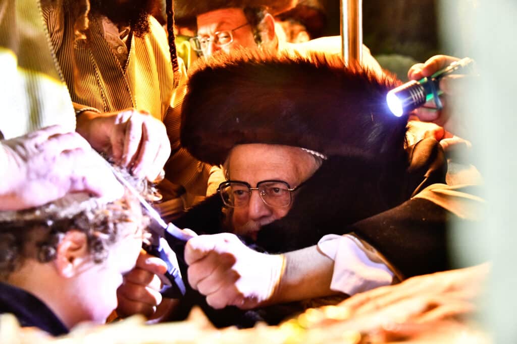 האדמו"ר מתולדות אברהם יצחק הדליק את ביתר במעמד רבבות