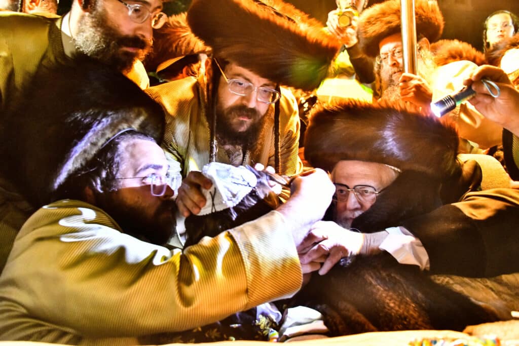 האדמו"ר מתולדות אברהם יצחק הדליק את ביתר במעמד רבבות