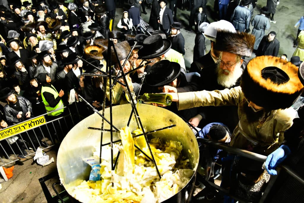האדמו"ר מתולדות אברהם יצחק הדליק את ביתר במעמד רבבות