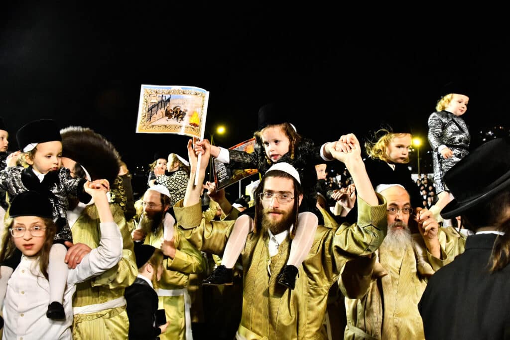 האדמו"ר מתולדות אברהם יצחק הדליק את ביתר במעמד רבבות