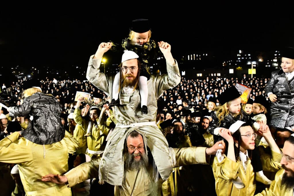 האדמו"ר מתולדות אברהם יצחק הדליק את ביתר במעמד רבבות