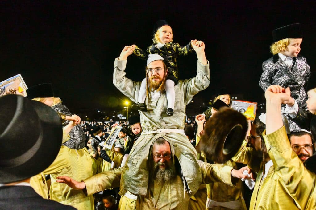 האדמו"ר מתולדות אברהם יצחק הדליק את ביתר במעמד רבבות