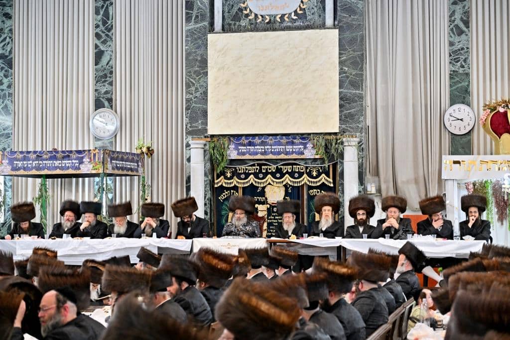 גלריה: מעמד נעילת חג שבועות בקהילת סאטמאר בב"ב