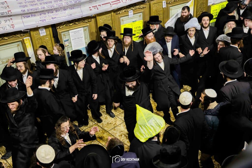 תיעודים מההדלקה של האדמו"ר מבאיאן בגג ציון הרשב"י