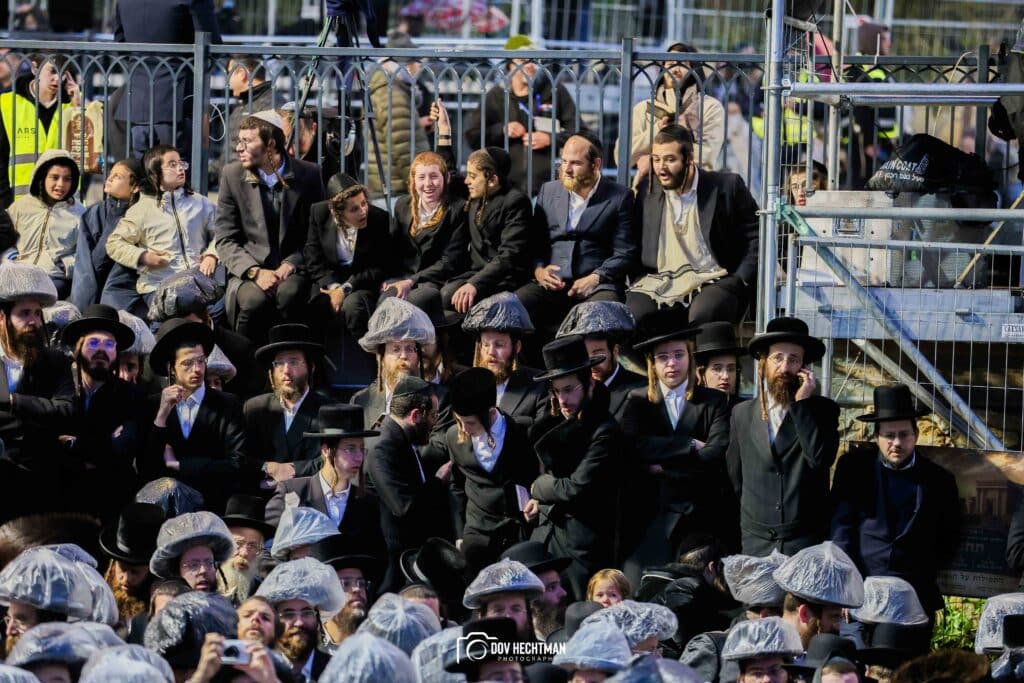תיעודים מההדלקה של האדמו"ר מבאיאן בגג ציון הרשב"י
