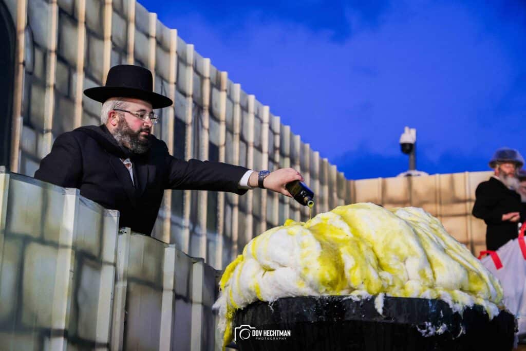 תיעודים מההדלקה של האדמו"ר מבאיאן בגג ציון הרשב"י