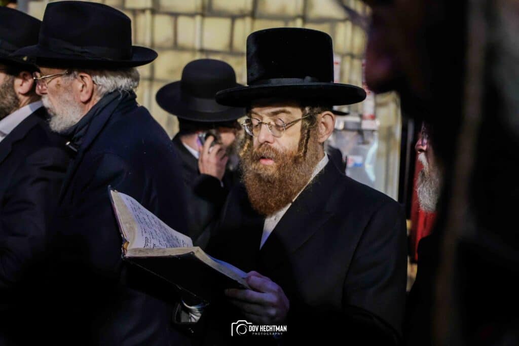 תיעודים מההדלקה של האדמו"ר מבאיאן בגג ציון הרשב"י