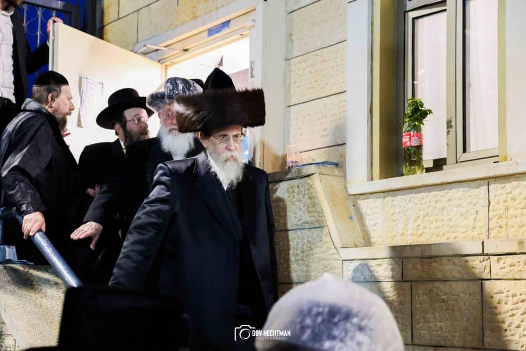 תיעודים מההדלקה של האדמו"ר מבאיאן בגג ציון הרשב"י