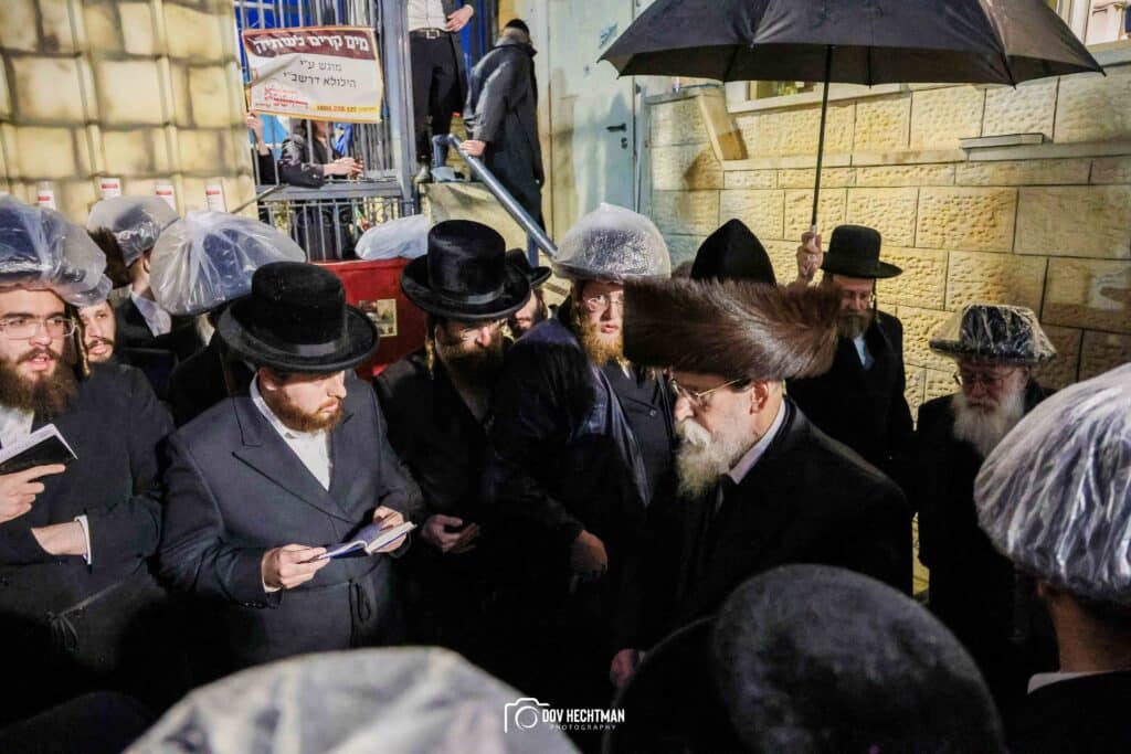 תיעודים מההדלקה של האדמו"ר מבאיאן בגג ציון הרשב"י