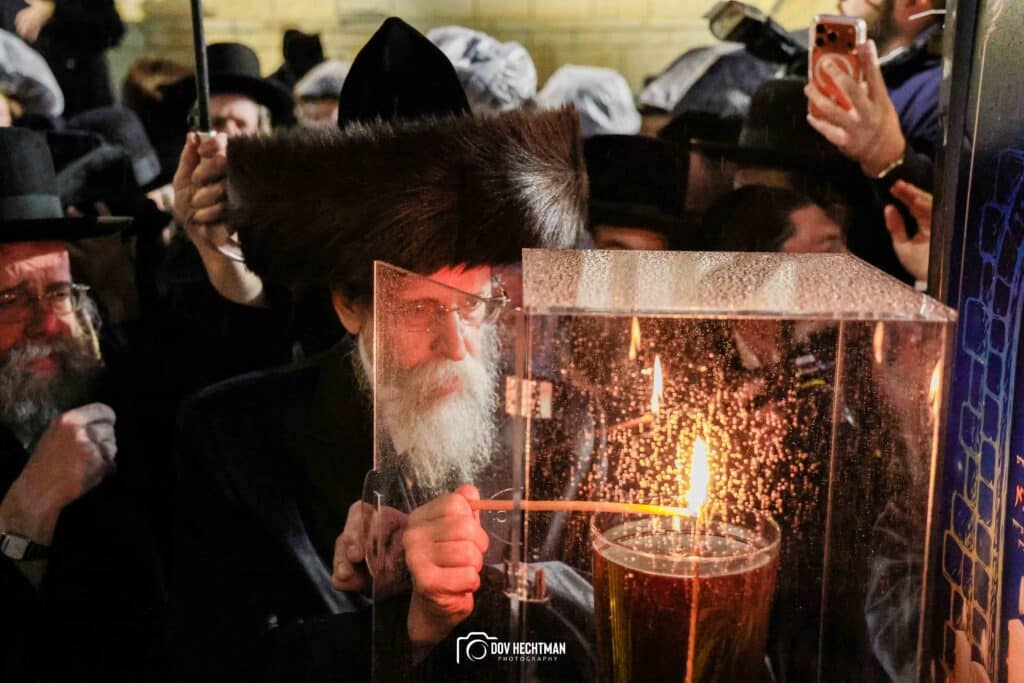 תיעודים מההדלקה של האדמו"ר מבאיאן בגג ציון הרשב"י