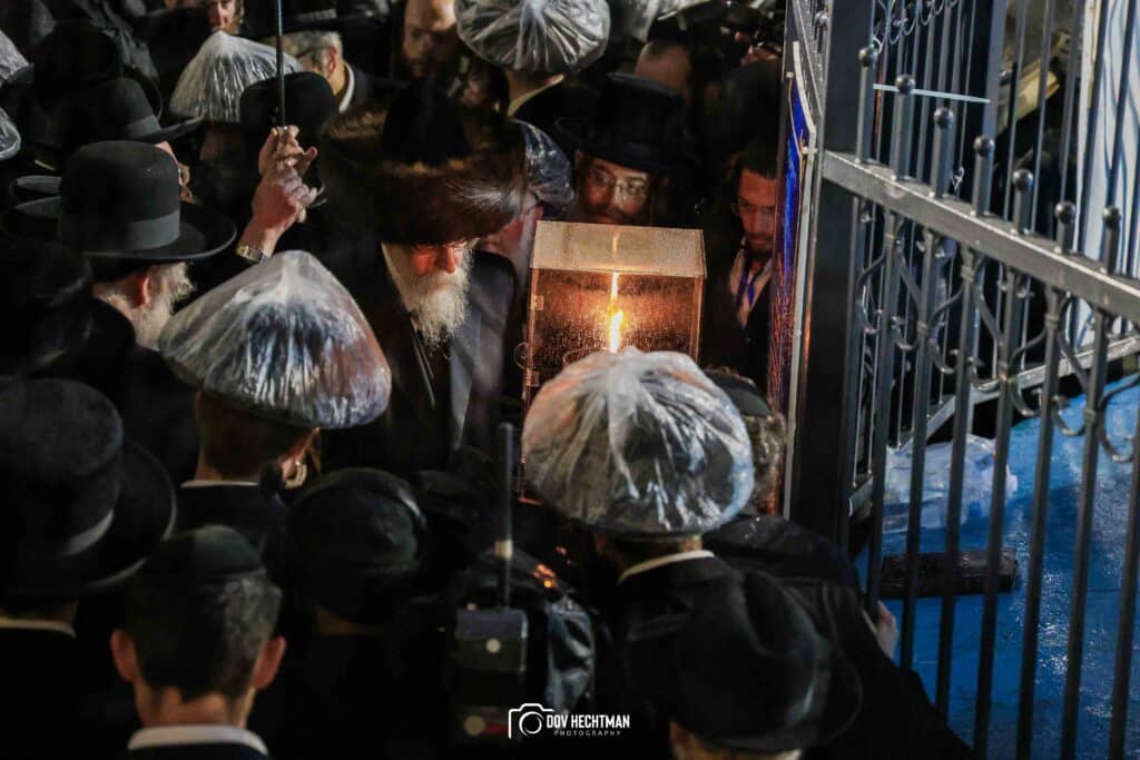 תיעודים מההדלקה של האדמו"ר מבאיאן בגג ציון הרשב"י