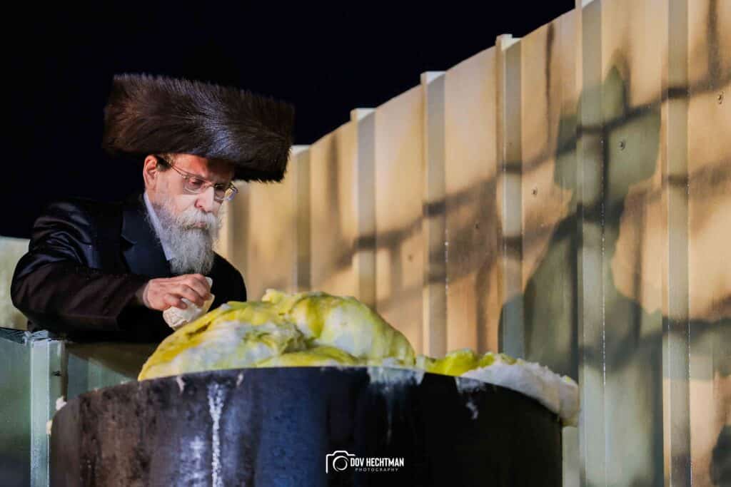 תיעודים מההדלקה של האדמו"ר מבאיאן בגג ציון הרשב"י
