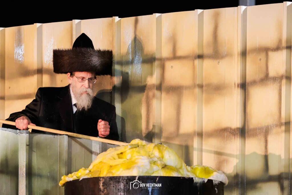תיעודים מההדלקה של האדמו"ר מבאיאן בגג ציון הרשב"י