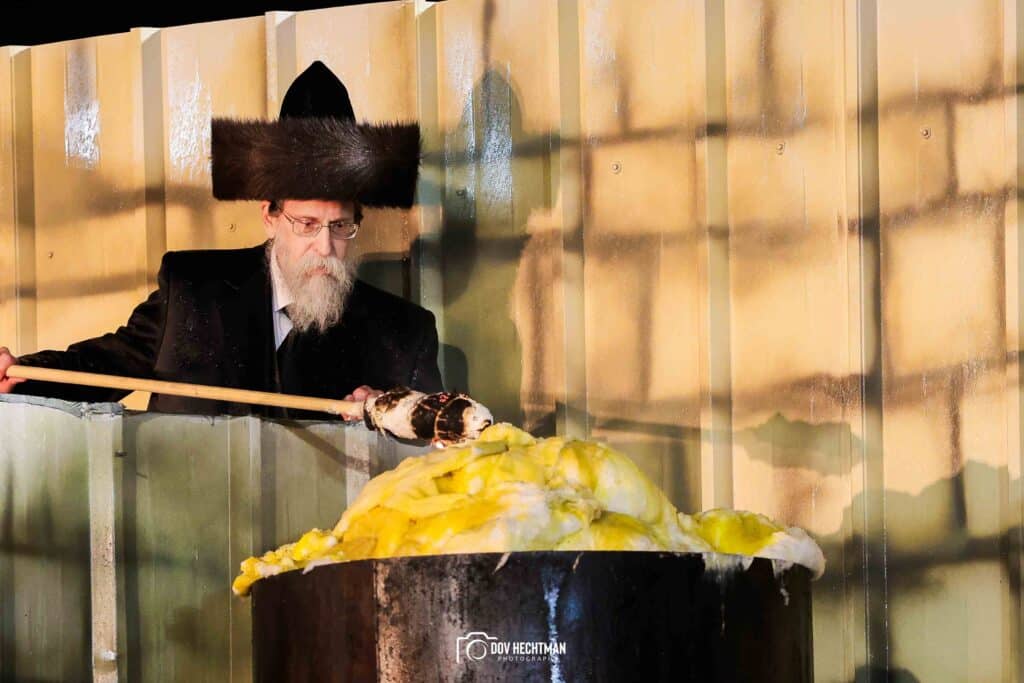 תיעודים מההדלקה של האדמו"ר מבאיאן בגג ציון הרשב"י