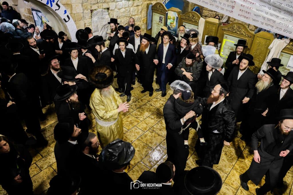 תיעודים מההדלקה של האדמו"ר מבאיאן בגג ציון הרשב"י