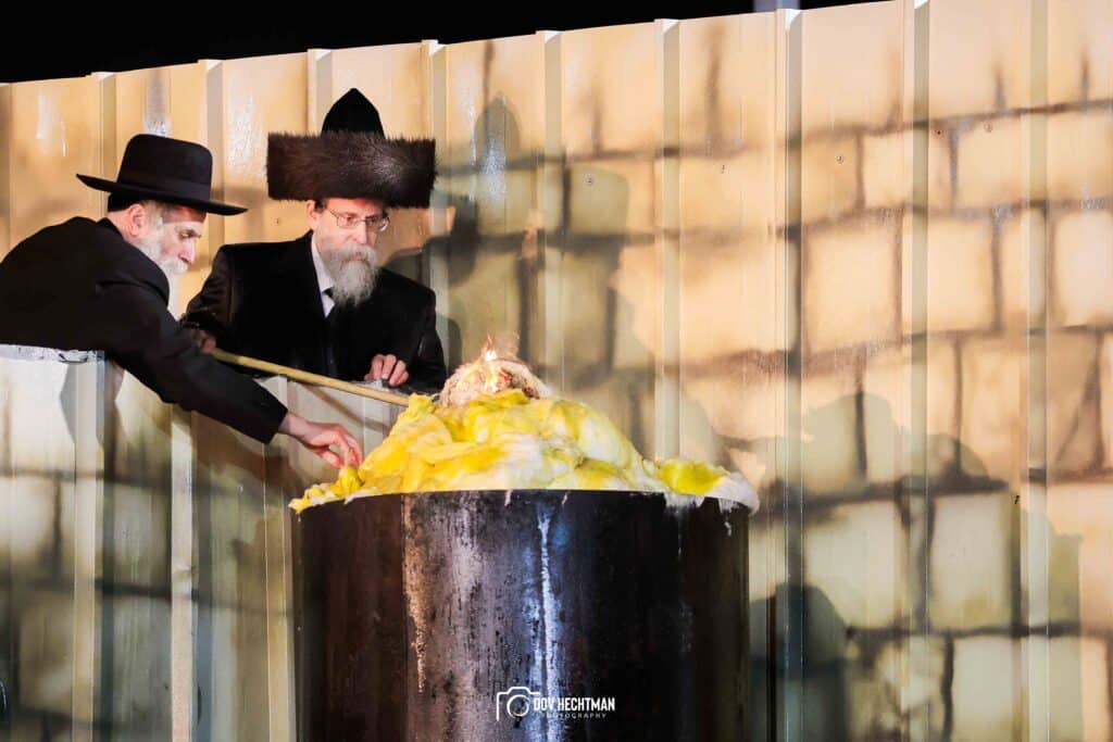 תיעודים מההדלקה של האדמו"ר מבאיאן בגג ציון הרשב"י