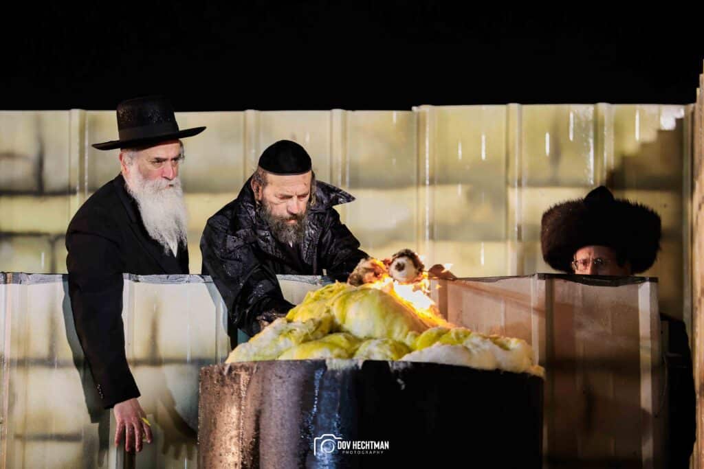 תיעודים מההדלקה של האדמו"ר מבאיאן בגג ציון הרשב"י