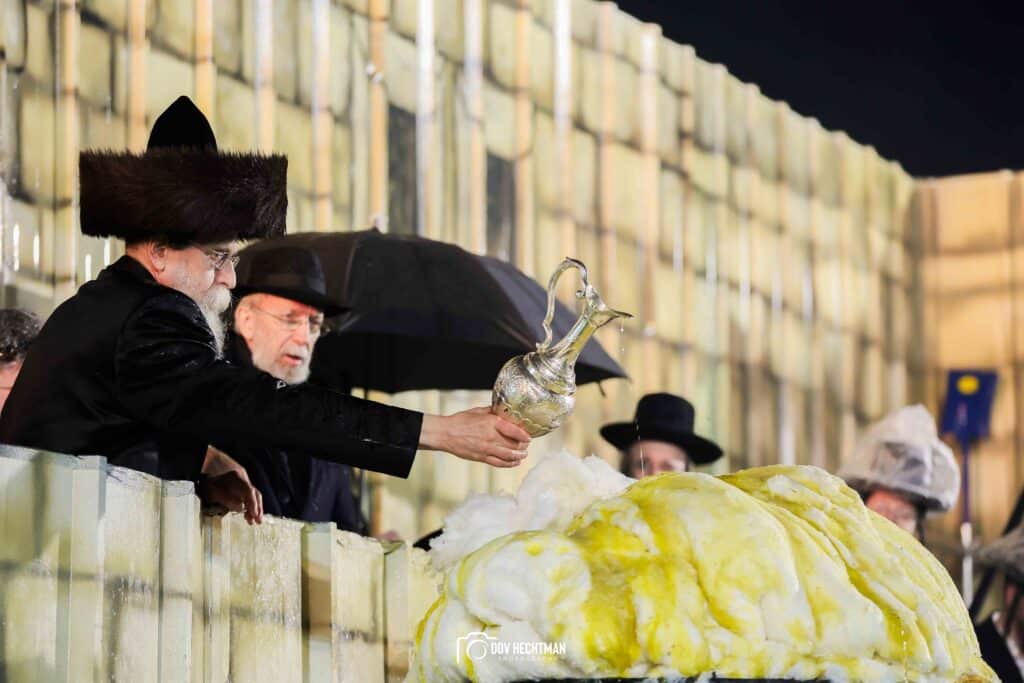 תיעודים מההדלקה של האדמו"ר מבאיאן בגג ציון הרשב"י