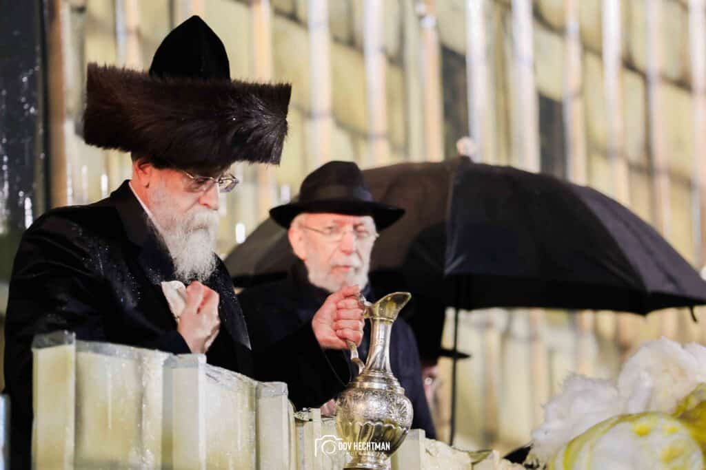 תיעודים מההדלקה של האדמו"ר מבאיאן בגג ציון הרשב"י