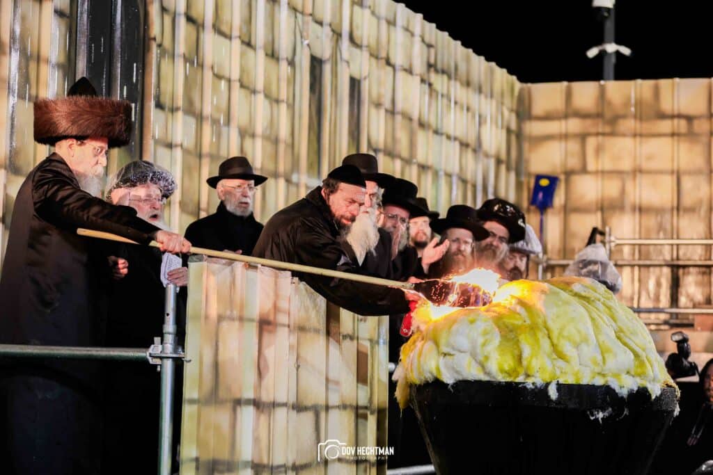תיעודים מההדלקה של האדמו"ר מבאיאן בגג ציון הרשב"י