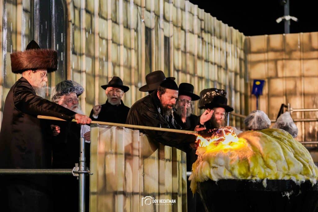 תיעודים מההדלקה של האדמו"ר מבאיאן בגג ציון הרשב"י