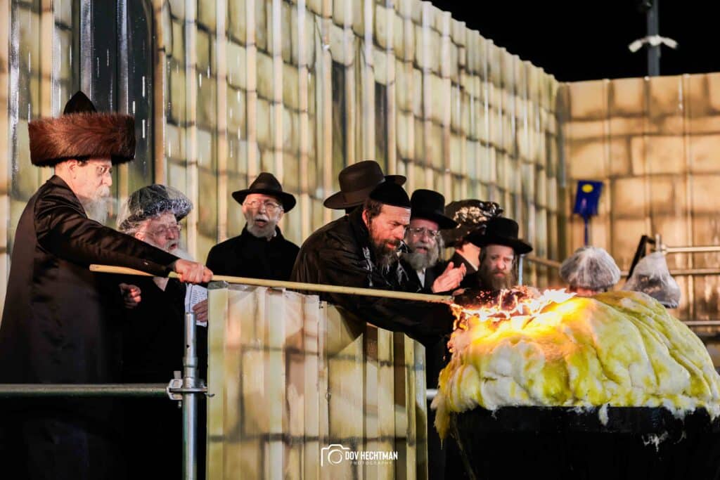 תיעודים מההדלקה של האדמו"ר מבאיאן בגג ציון הרשב"י