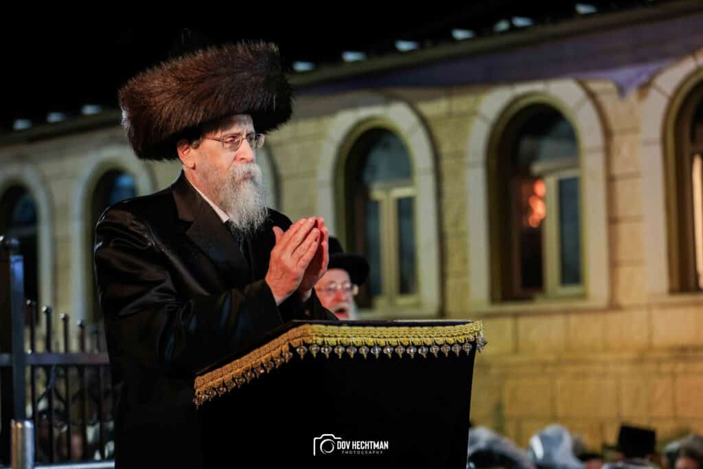 תיעודים מההדלקה של האדמו"ר מבאיאן בגג ציון הרשב"י