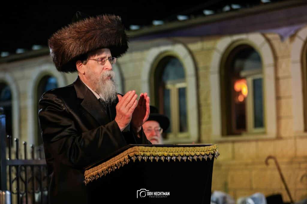 תיעודים מההדלקה של האדמו"ר מבאיאן בגג ציון הרשב"י