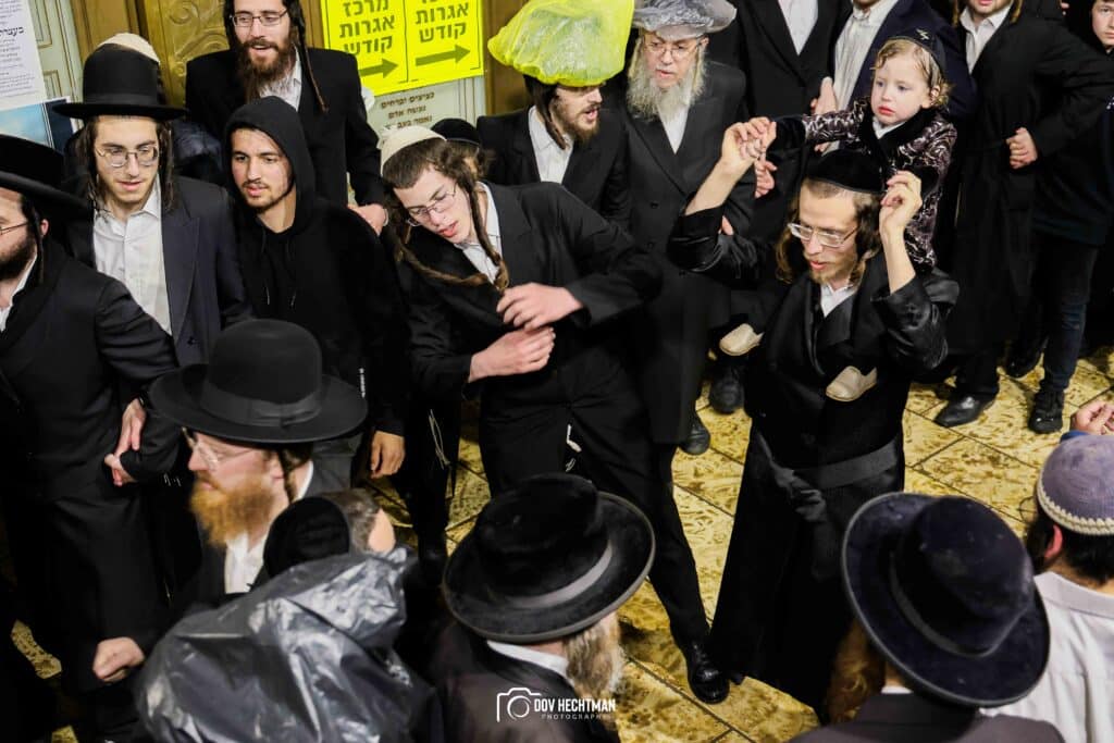 תיעודים מההדלקה של האדמו"ר מבאיאן בגג ציון הרשב"י