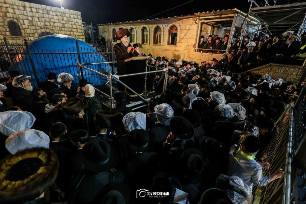 תיעודים מההדלקה של האדמו"ר מבאיאן בגג ציון הרשב"י
