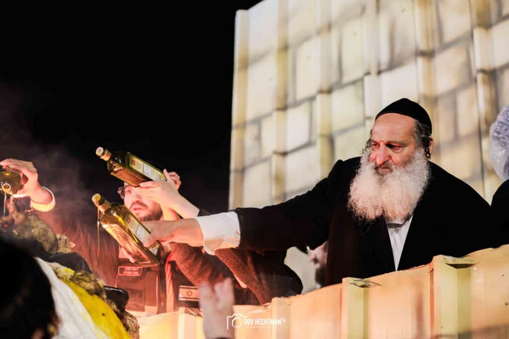 תיעודים מההדלקה של האדמו"ר מבאיאן בגג ציון הרשב"י