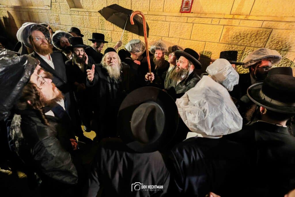 תיעודים מההדלקה של האדמו"ר מבאיאן בגג ציון הרשב"י