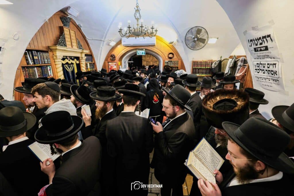 תיעודים מההדלקה של האדמו"ר מבאיאן בגג ציון הרשב"י
