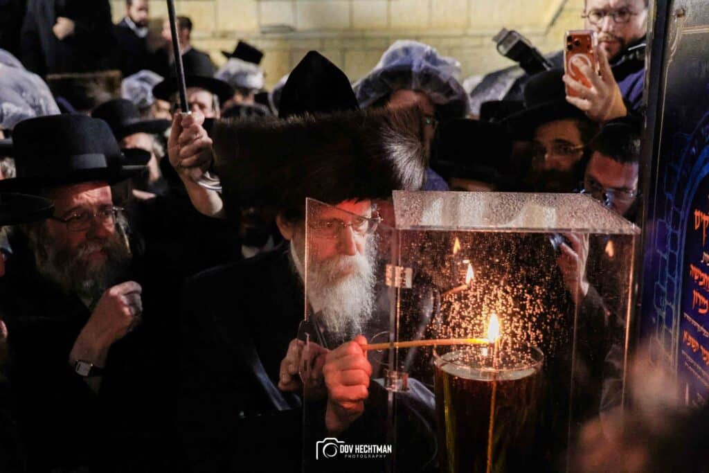 תיעודים מההדלקה של האדמו"ר מבאיאן בגג ציון הרשב"י