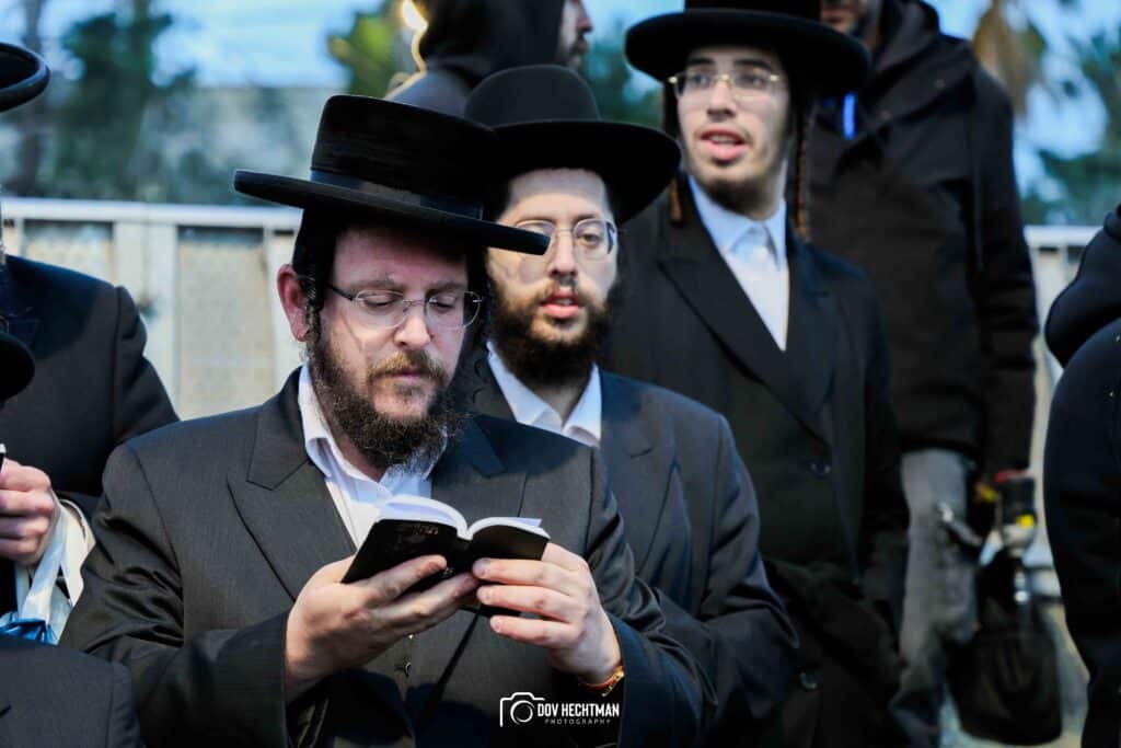 תיעודים מההדלקה של האדמו"ר מבאיאן בגג ציון הרשב"י