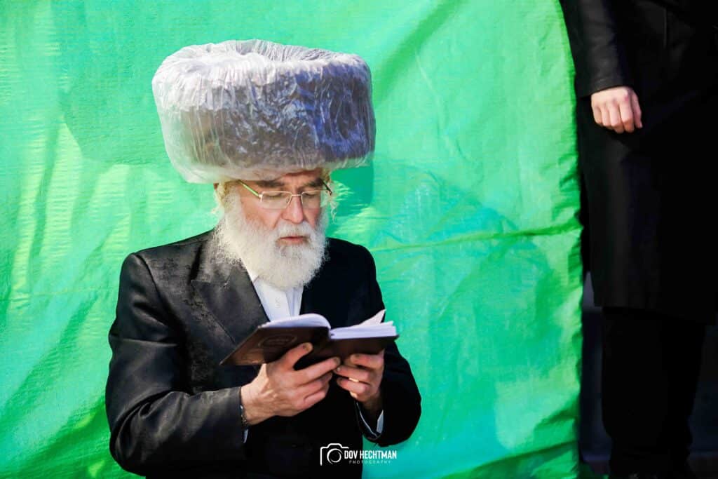 תיעודים מההדלקה של האדמו"ר מבאיאן בגג ציון הרשב"י