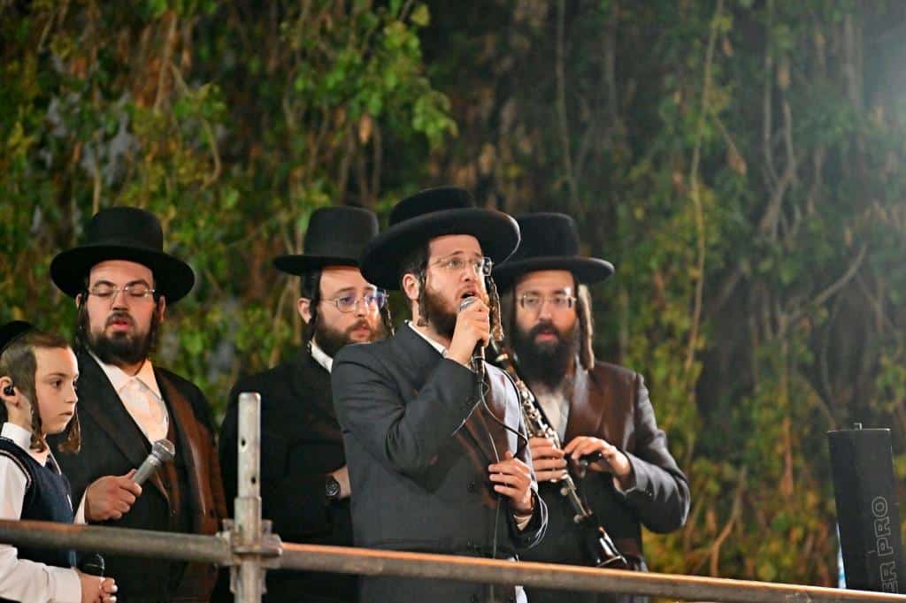 מעמד ההדלקה בקהילת סאטמאר בב"ב בראשות ראש הישיבה