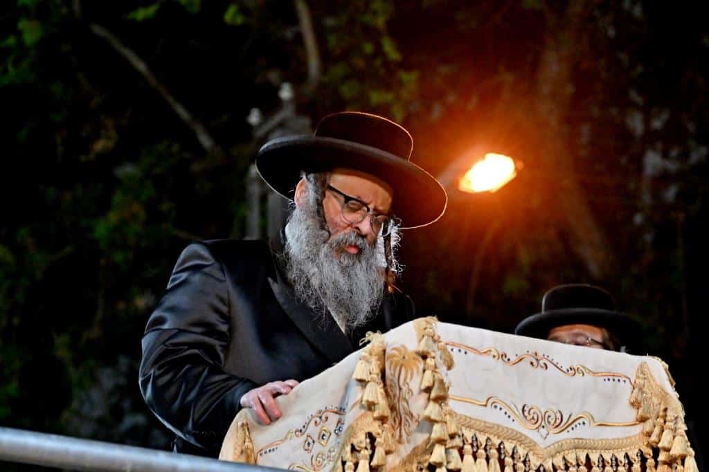 מעמד ההדלקה בקהילת סאטמאר בב"ב בראשות ראש הישיבה