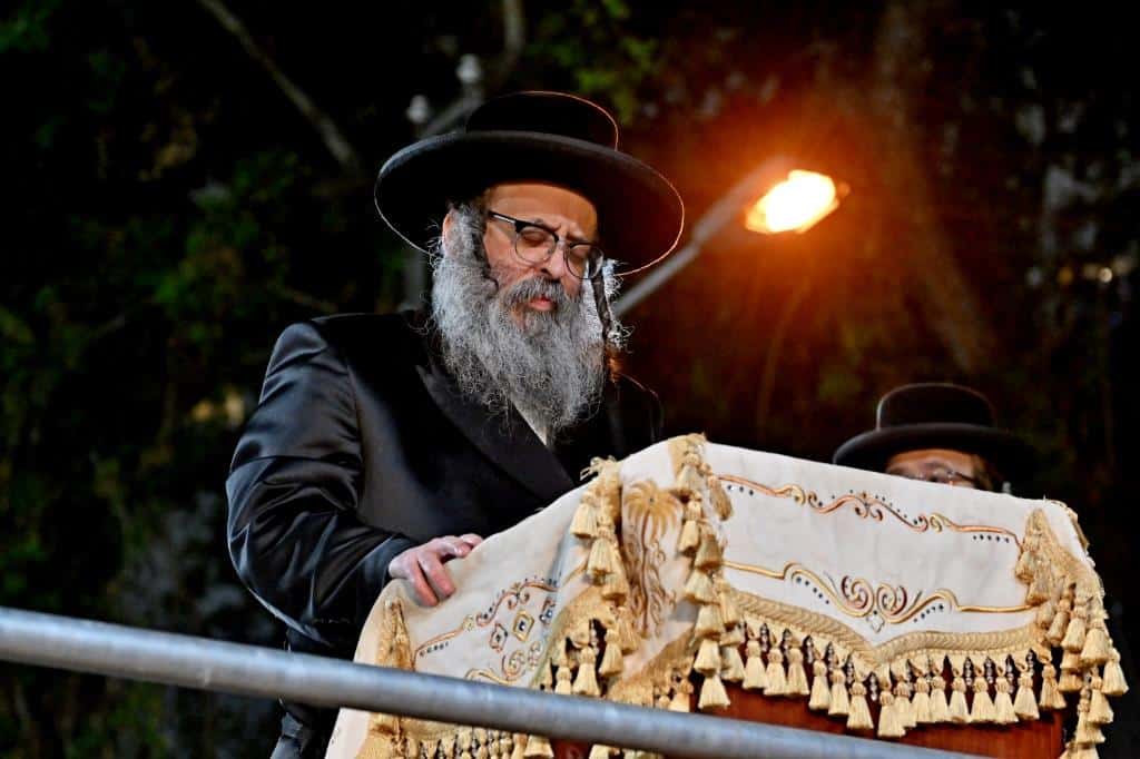 מעמד ההדלקה בקהילת סאטמאר בב"ב בראשות ראש הישיבה
