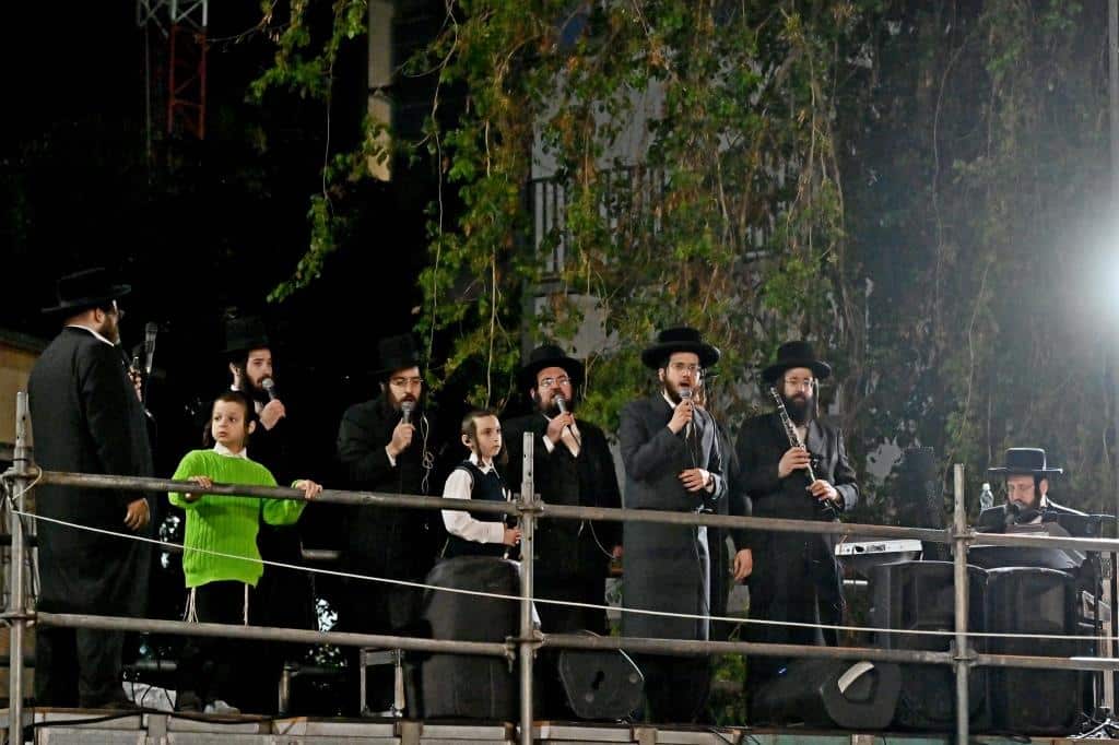 מעמד ההדלקה בקהילת סאטמאר בב"ב בראשות ראש הישיבה