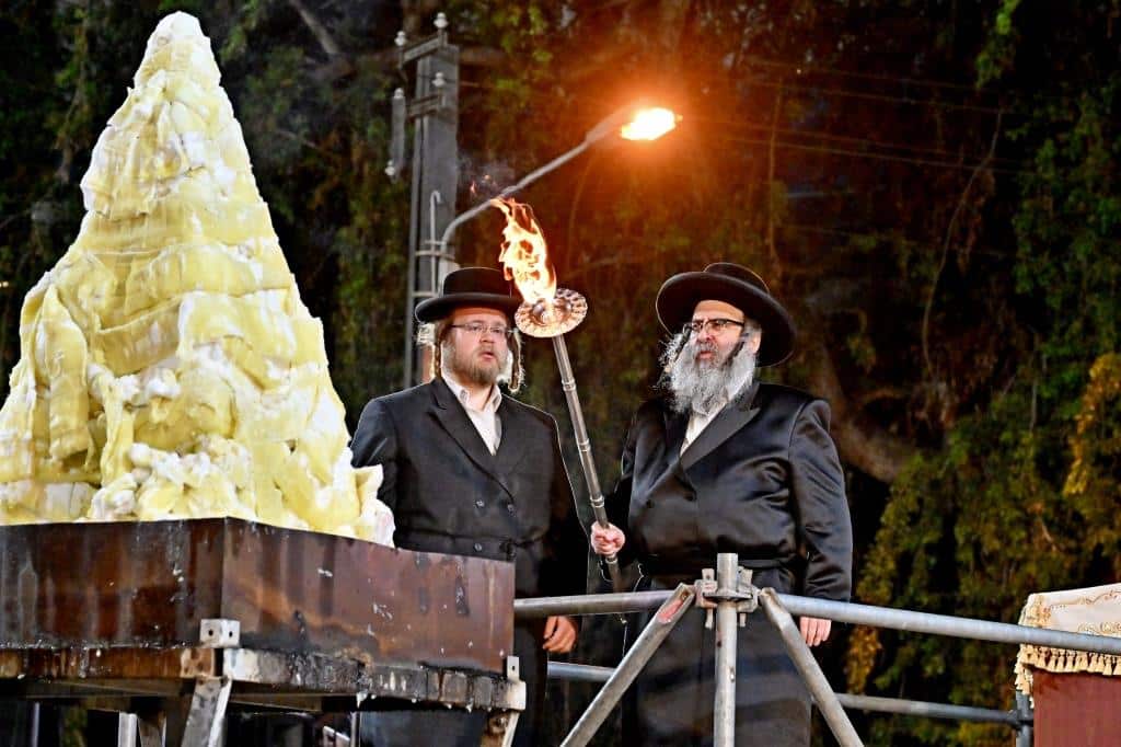 מעמד ההדלקה בקהילת סאטמאר בב"ב בראשות ראש הישיבה