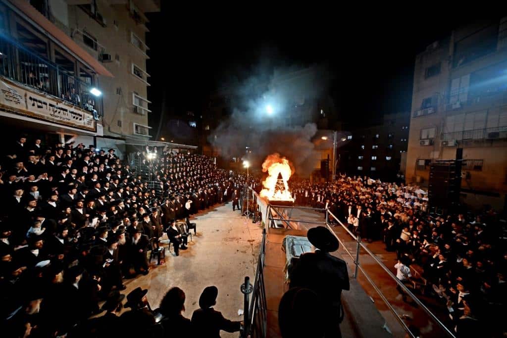 מעמד ההדלקה בקהילת סאטמאר בב"ב בראשות ראש הישיבה