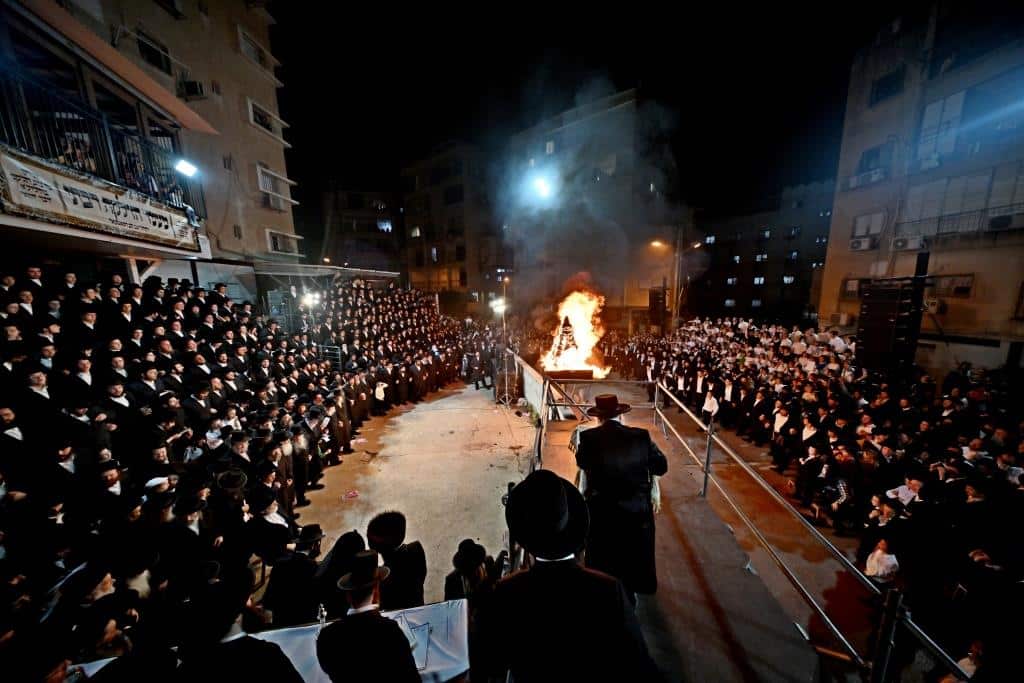 מעמד ההדלקה בקהילת סאטמאר בב"ב בראשות ראש הישיבה