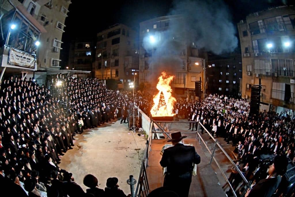 מעמד ההדלקה בקהילת סאטמאר בב"ב בראשות ראש הישיבה